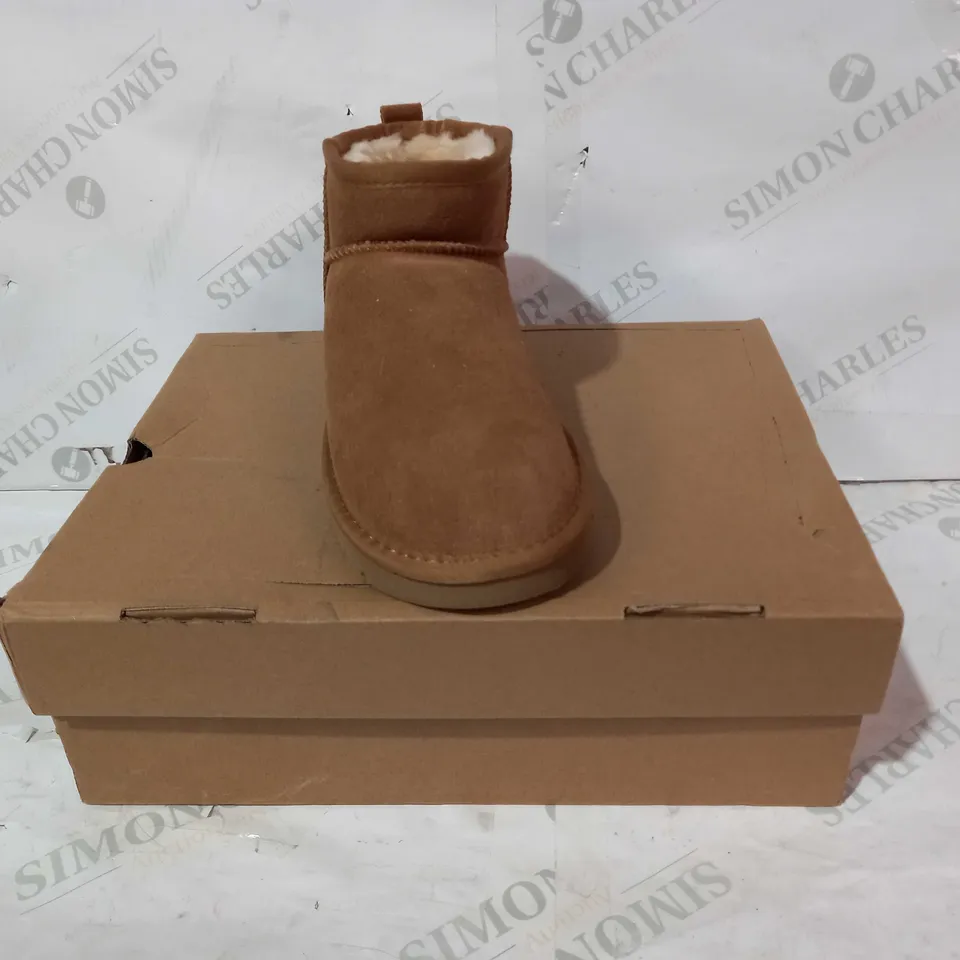 BOXED PAIR OF UGG CLASSIC SHORT SHOES IN BROWN UK SIZE 6.5