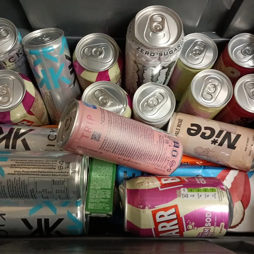 APPROXIMATELY 15 ASSORTED DRINKS TO INCLUDE HUEL CHOCOLATE, KICK ENERGY DRINK, BARR AMERICAN CREAM SODA, ETC - COLLECTION ONLY