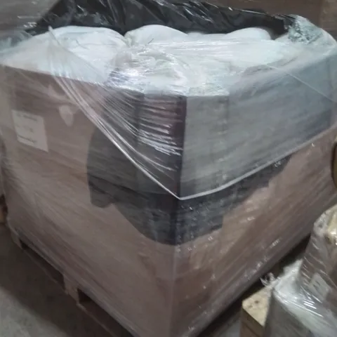 PALLET CONTAINING A LARGE QUANTITY OF POLYSTYRENE BALLS