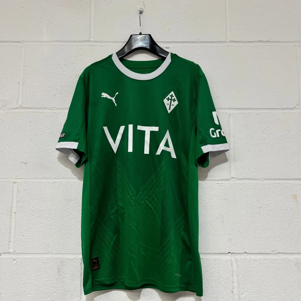STOCKPORT COUNTY F.C LEAGUE ONE MATCH WORN THIRD KIT IN GREEN - UK M / JACK HUNT #31
