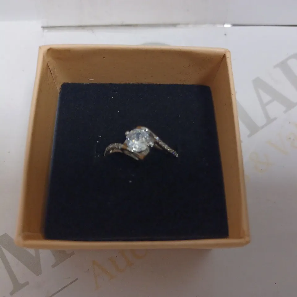 SILVER BAND RING WITH ROUND CUT STONE