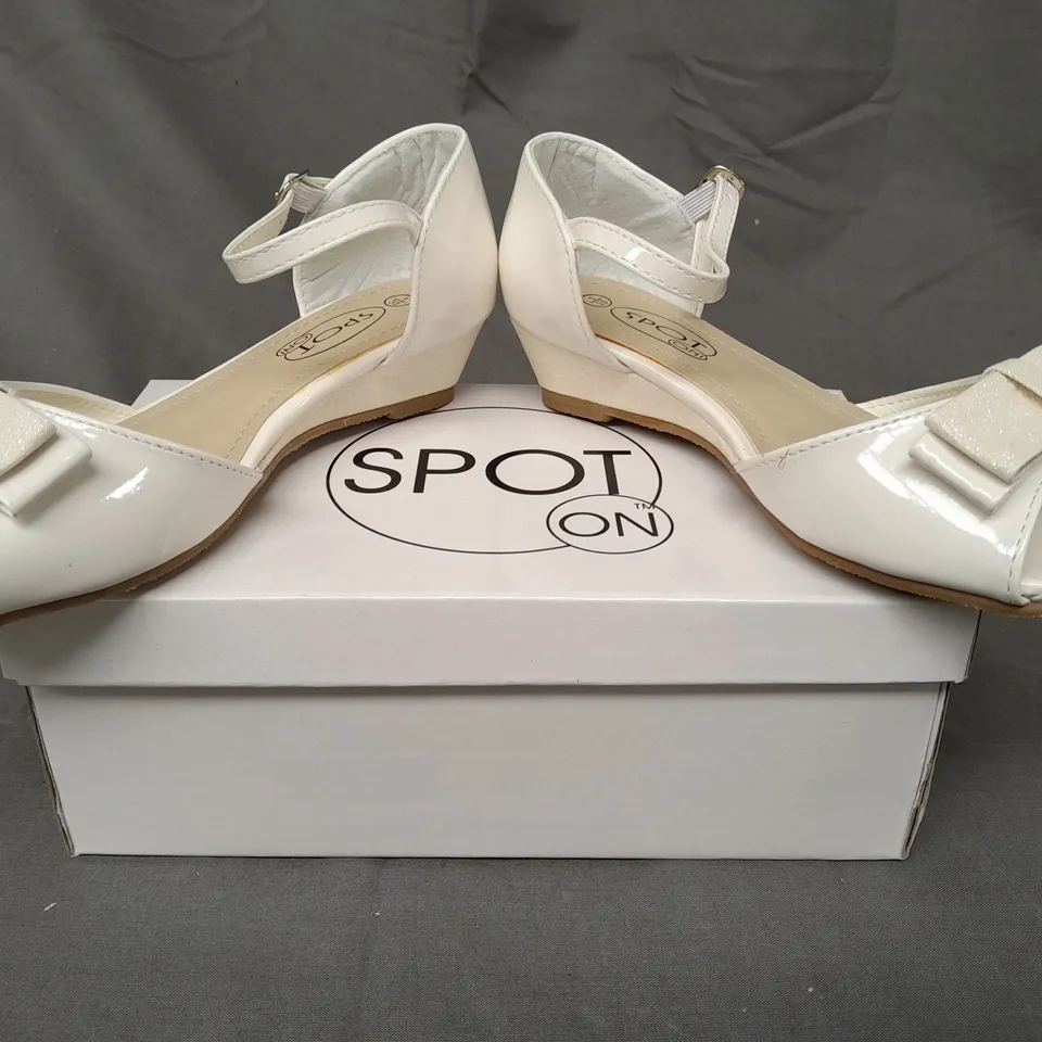 BOXED PAIR OF SPOT ON PEEP TOE PARTY SHOES IN WHITE W. GLITTER EFFECT EU SIZE 33