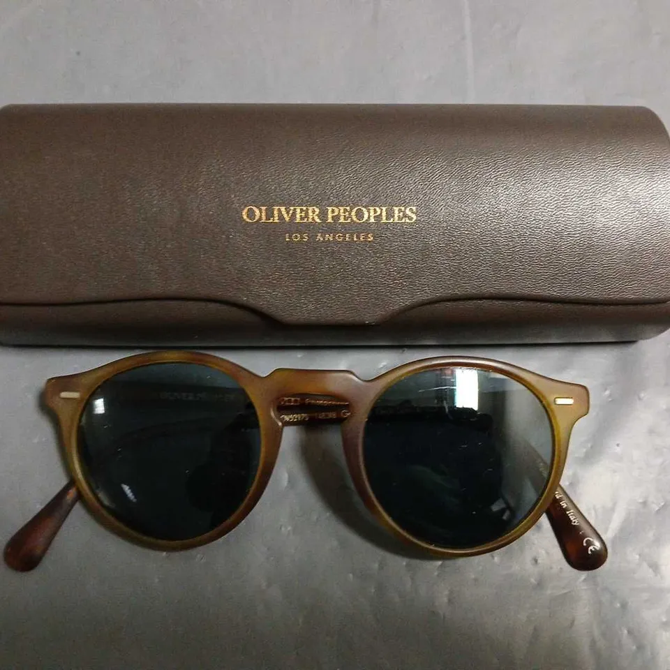 OLIVER PEOPLES BROWN FRAMED GLASSES IN CASE