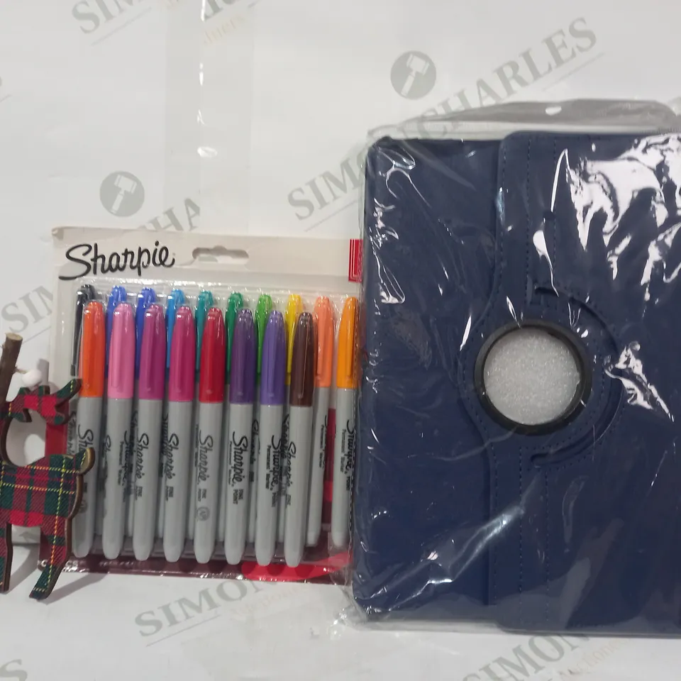 BOX OF APPROXIMATELY 8 ASSORTED HOUSEHOLD ITEMS TO INCLUDE TABLET COVER/CASE IN NAVY, PACK OF SHARPIE MARKERS, CHRISTMAS DECORATION, ETC