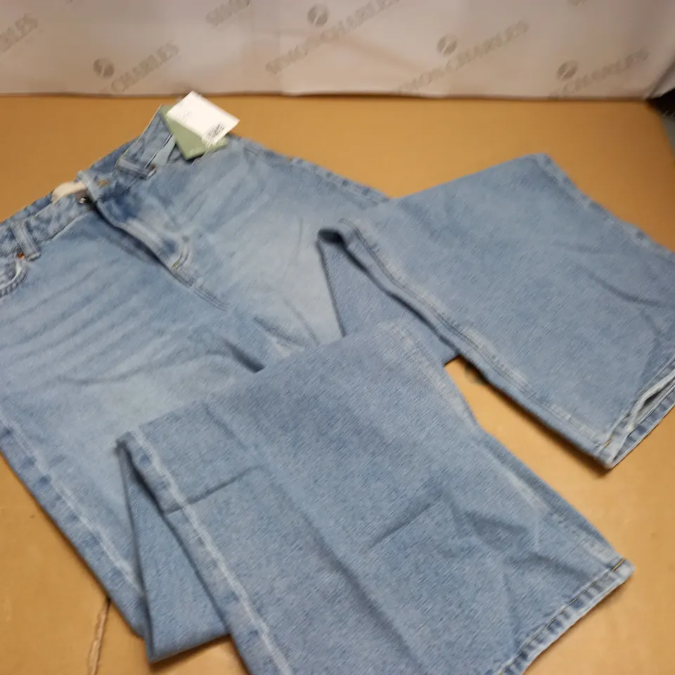 H&M LIGHT WASH JEANS - UK 6
