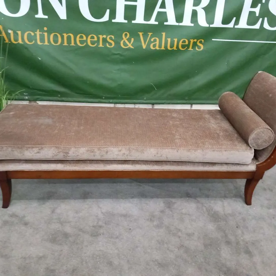 DESIGNER ITALIAN 19TH CENTURY STYLE MAHOGANY CHAISE LONGUE WITH BROWN FABRIC UPHOLSTERY