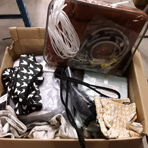 BOX CONTAINING ASSORTED TEXTILE PRODUCTS INCLUDING SUN PROTECTOR & PRIVACY SCREEN, CUSHION COVERS & DUVET SETS 