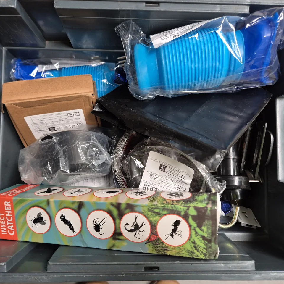 APPROXIMATELY 15 ASSORTED HOUSEHOLD ITEMS TO INCLUDE GREEN CABLE TIES, 200 CHAIN LIGHTS WITH TIMER AND WEST HAM UNITED PIN BADGE