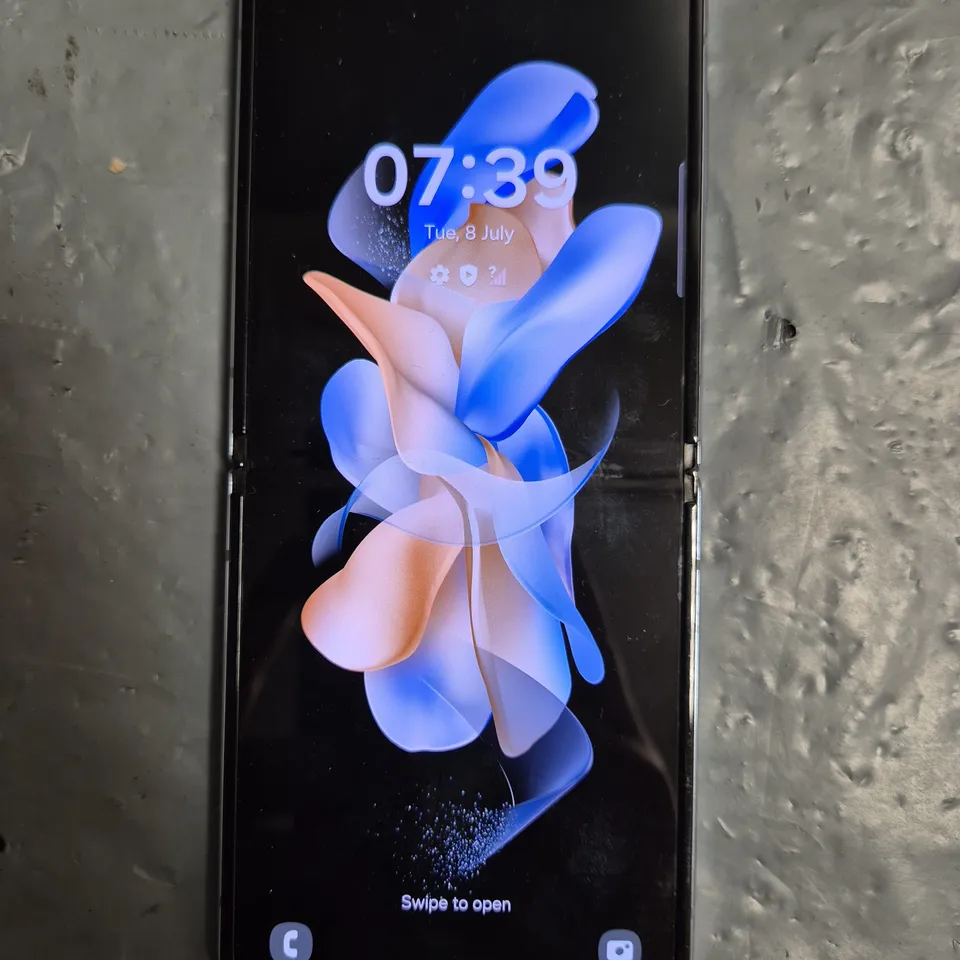 SAMSUNG GALAXY Z FLIP 4 SMARTPHONE IN PURPLE