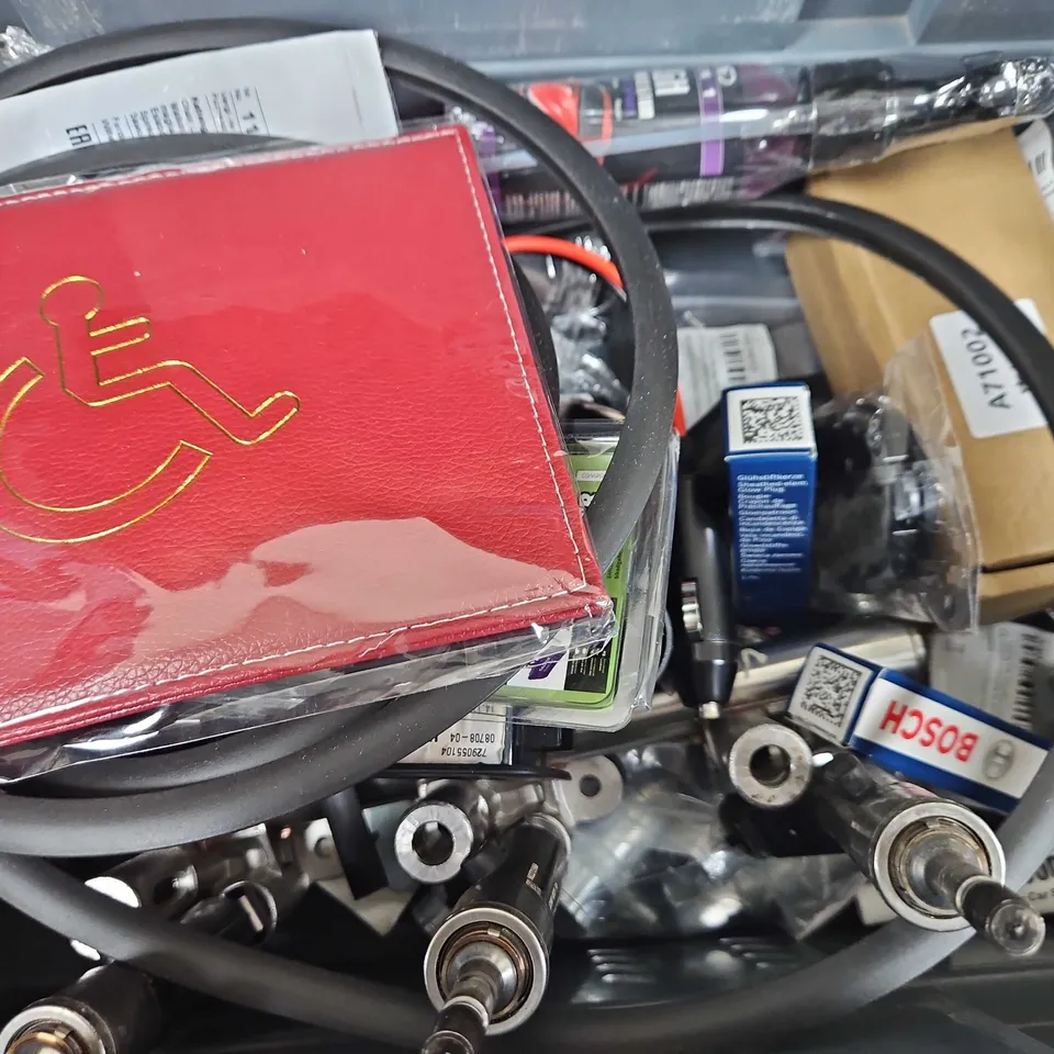 TOTE OF APPROXIMATELY 8 ASSORTED VEHICLE ITEMS TO INCLUDE - REFLECTING DOOR GAURDS , CABIN VIEW CAMERA , CAR FAST CHARGER ETC