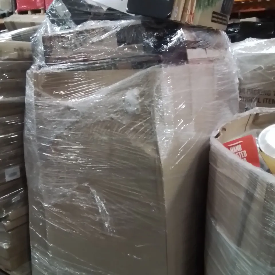 PALLET CONTAINING LARGE QUANTITY OF CHRISTMAS TREES AND FESTIVE ITEMS