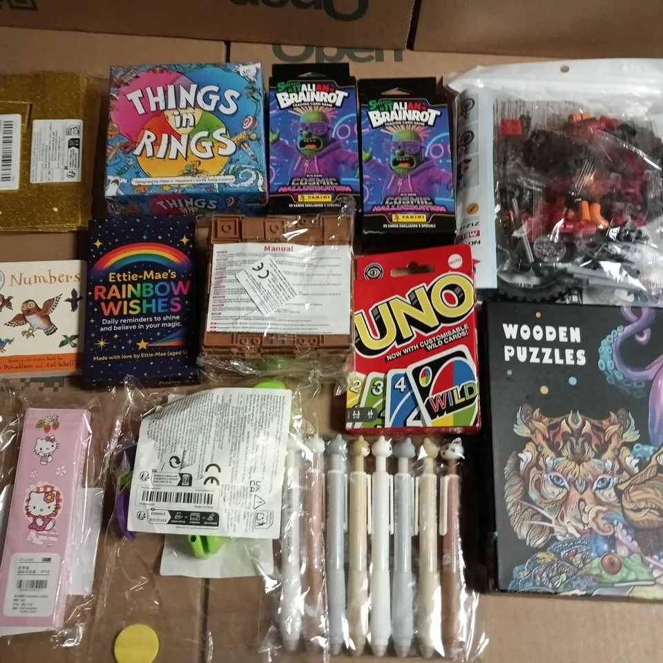 LOT OF ASSORTED CHILDREN'S TOYS, GAMES & PUZZLES INCL. UNO CARD GAME AND WOODEN PUZZLES