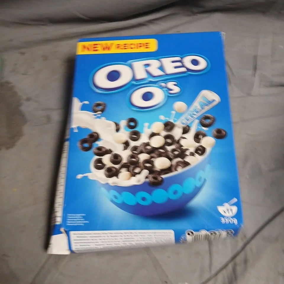 APPROXIMATELY 15 ASSORTED FOOD ITEMS INCLUDING OREO CEREAL , HUEL ICED COFFEE CARAMEL AND JAMMIE DODGERS MINIS