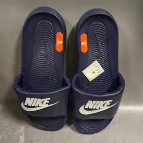 NIKE SLIDERS SIZE 8