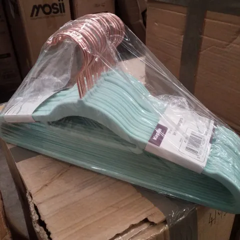 BOX CONTAINING 8 SETS OF 20 KEPLIN VELVET HANGERS 20PK - MINT GREEN 
