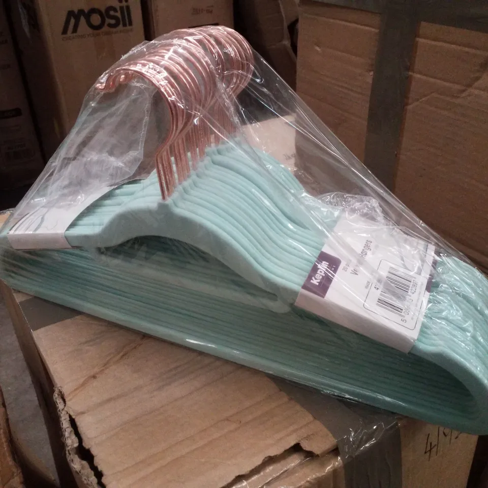 BOX CONTAINING 8 SETS OF 20 KEPLIN VELVET HANGERS 20PK - MINT GREEN 