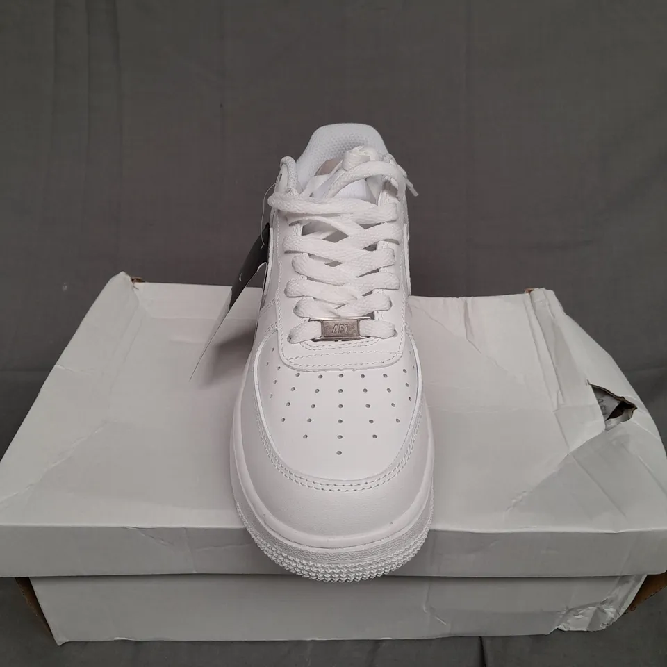 BOXED PAIR OF NIKE AIR FORCE 1 WHITE SIZE UK 7 
