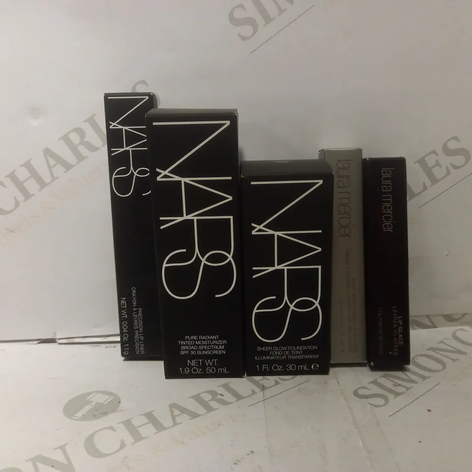 BOX OF APPROX 25 HEALTH AND BEAUTY ITEMS TO INCLUDE - NARS TINTED MOISTURIZER SPF 30 - NARS SHEER GLOW FOUNDATION - LAURA MERCIER LIP GLACÉ ECT