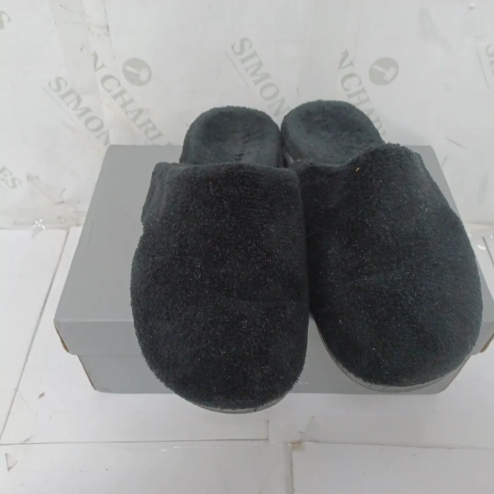 BOXED PAIR OF VIONIC TERRY SLIPPERS IN BLACK SIZE 6