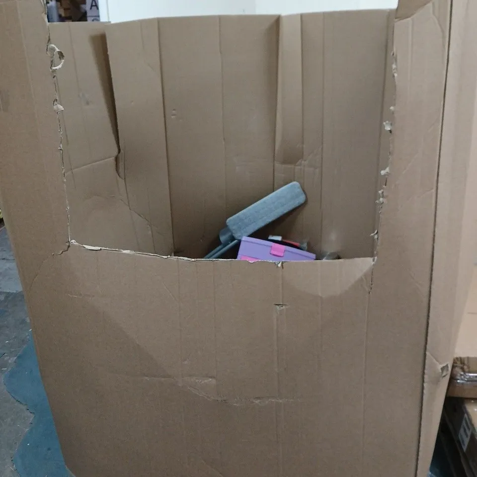 PALLET OF ASSORTED ITEMS INCLUDING UNICORN MAGIC PAINTING SET , ADOPT ME PLUSH PETS AND UNO CARD GAME 