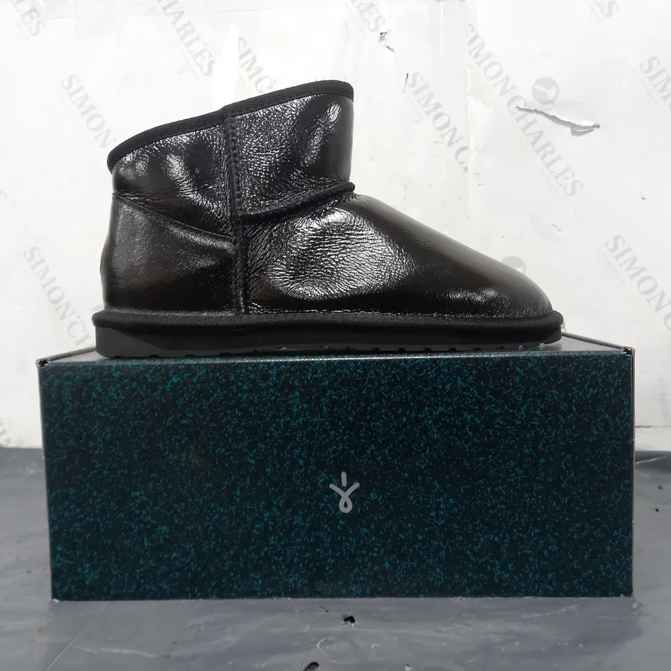 BOXED PAIR OF EMU AUSTRALIA SHOES IN GLOSSY BLACK SIZE 7