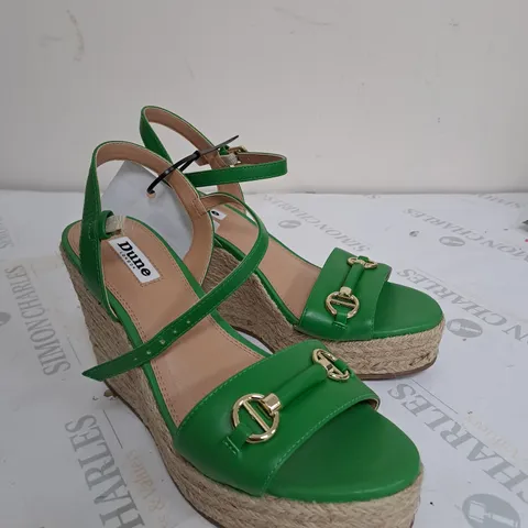 WOMENS DUNE WEDGE SANDAL IN GREEN - SIZE 4