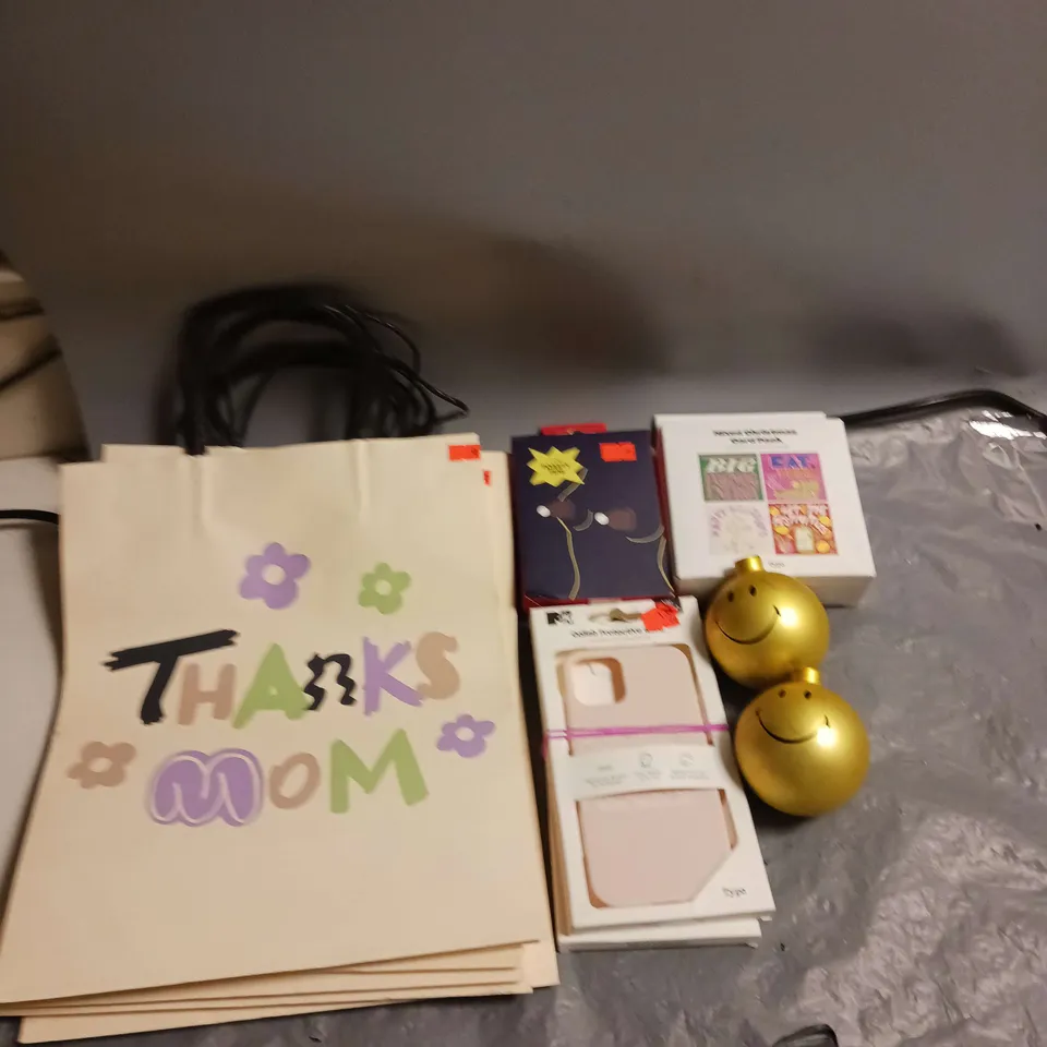 MEDIUM BOX OF APPROXIMATELY 20 ASSORTED HOUSEHOLD ITEMS TO INCLUDE CARDS, BAUBLES AND GIFT BAGS