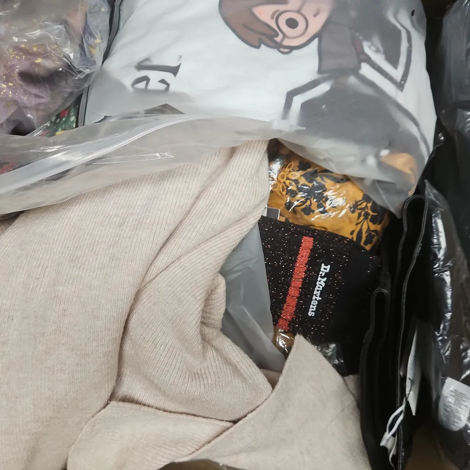 APPROXIMATELY 20 ASSORTED CLOTHING AND FASHION PRODUCTS IN VARIOUS STYLES AND SIZES - COLLECTION ONLY