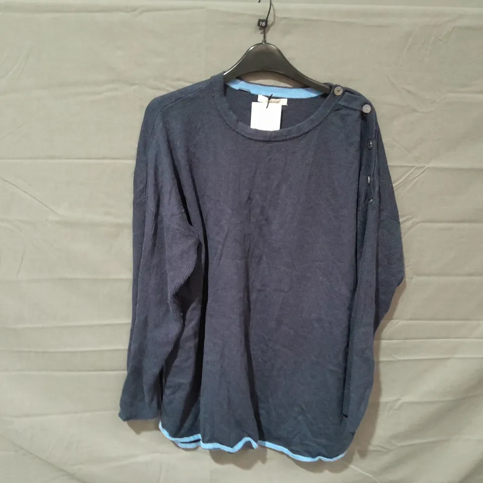 APPROXIMATELY 7 ASSORTED ITEMS OF WOMEN'S CLOTHING TO INCLUDE SEASALT CORNWALL RAINCOAT SIZE 12, WHITE STUFF JUMPER SIZE 20 