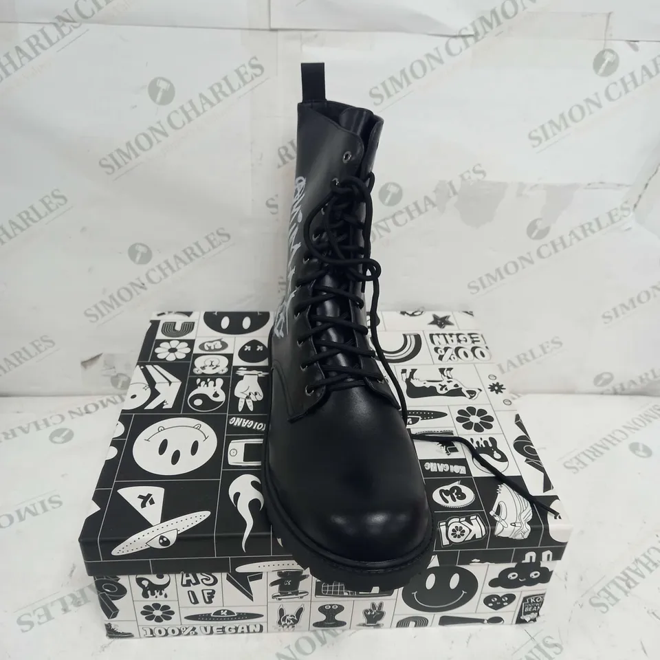 BOXED PAIR OF KOI FOOTWEAR THE STATEMENT ANIMAL FREE MENS MILITARY BOOTS - SIZE 11