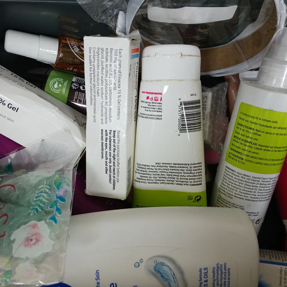 APPROX 12 ASSORTED BEAUTY PRODUCTS TO INCLUDE AVEENO BODY WASH, BURTS BEES SHAMPOO, FALSE EYELASHES, ETC 