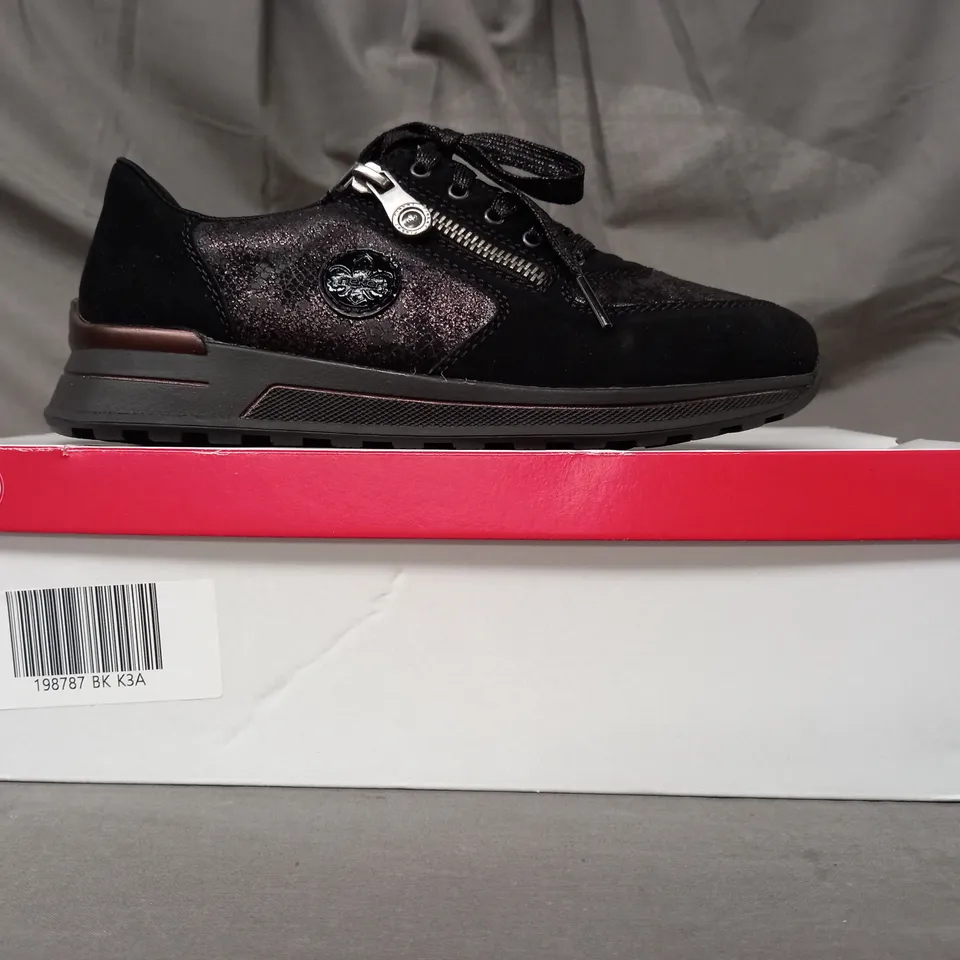 BOXED PAIR OF RIEKER ZIP TRAINERS IN BLACK SIZE 3.5