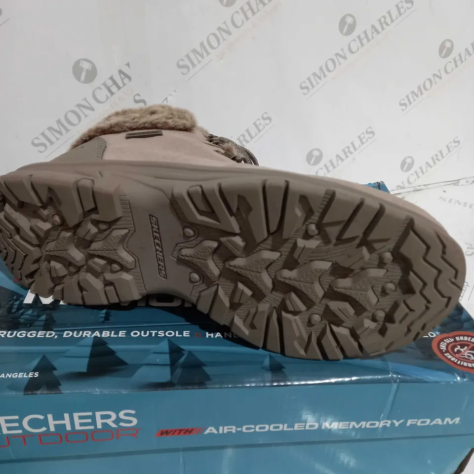 BOXED PAIR OF SKECHERS TREGO LACE UP FAUX FUR CUFF WATERPROOF BOOT TAUPE - SIZE 6