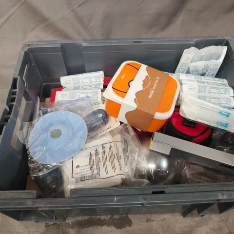 APPROXIMATELY 15 ASSORTED HOUSEHOLD PRODUCTS TO INCLUDE SNACK BOX SET , TAPE MEASURE , ETC 