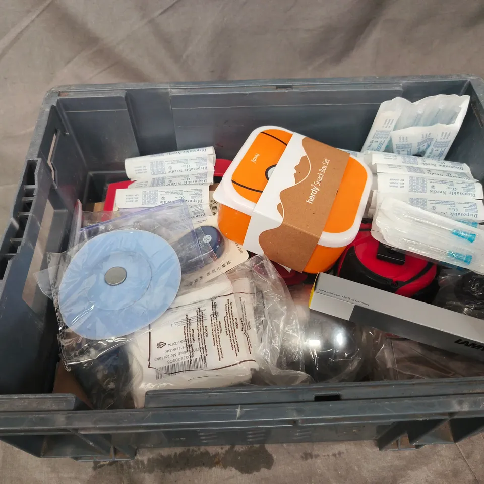 APPROXIMATELY 15 ASSORTED HOUSEHOLD PRODUCTS TO INCLUDE SNACK BOX SET , TAPE MEASURE , ETC 