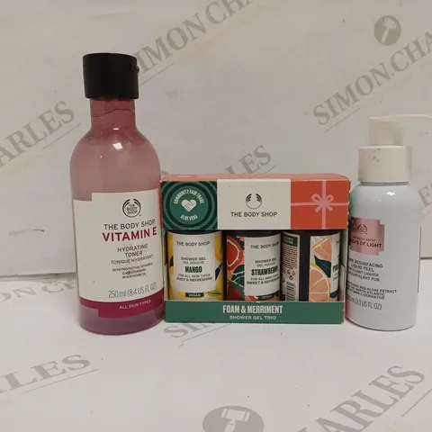 APPROXIMATELY 10 ASSORTED THE BODY SHOP HEALTH AND BEAUTY PRODUCTS TO INCLUDE VITAMIN E HYDRATING TONER, FOAM AND MERRIMENT SHOWER GEL TRIO, DROPS OF LIGHT PURE RESURFACING PEEL