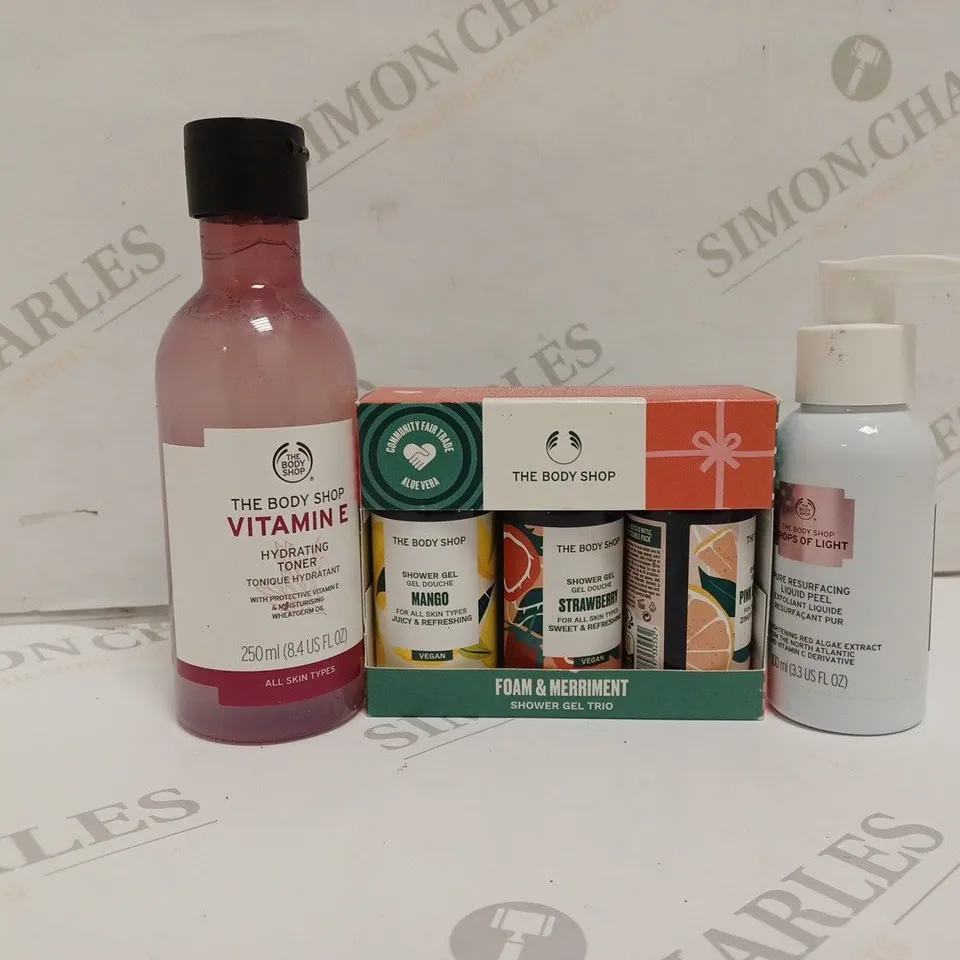 APPROXIMATELY 10 ASSORTED THE BODY SHOP HEALTH AND BEAUTY PRODUCTS TO INCLUDE VITAMIN E HYDRATING TONER, FOAM AND MERRIMENT SHOWER GEL TRIO, DROPS OF LIGHT PURE RESURFACING PEEL
