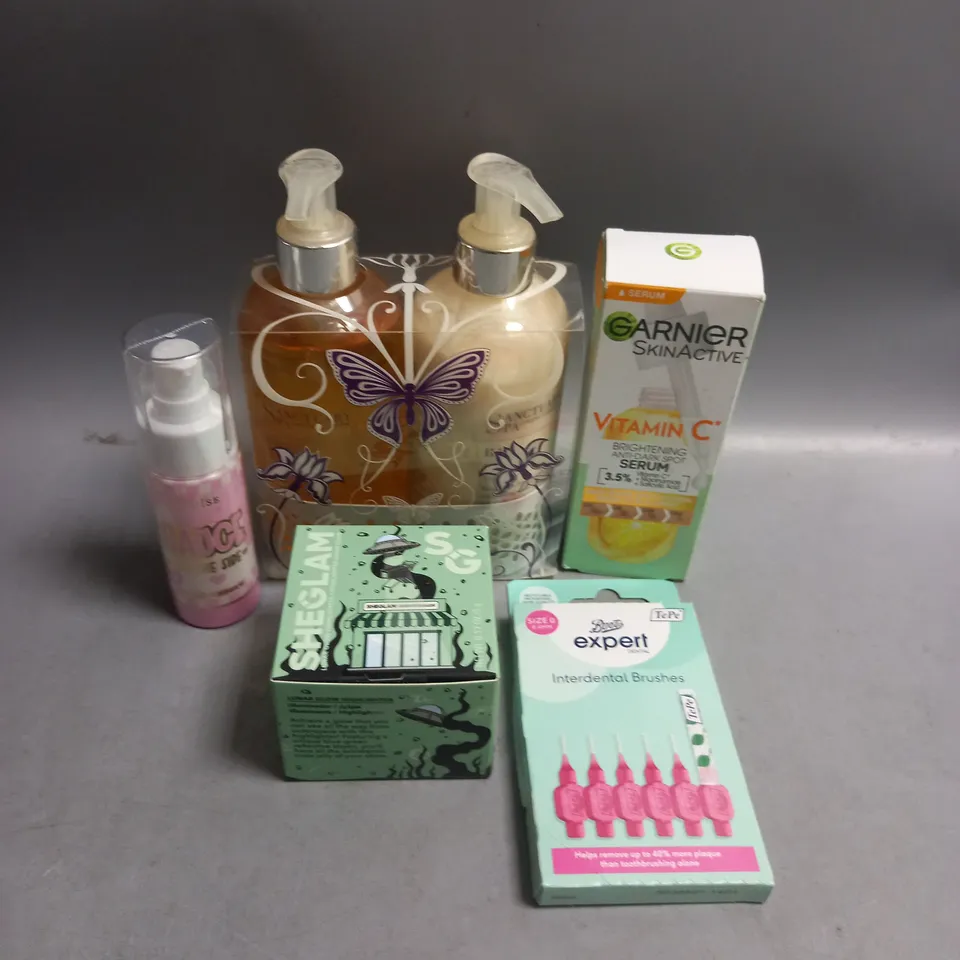 BOX OF APPROXIMATELY 20 COSMETIC ITEMS TO INCLUDE - PLOUISE MOISTURISER - GARNIER BRIGHTENING SERUM - SANCTUARY SPA HAND WASH AND LOTION - ETC 