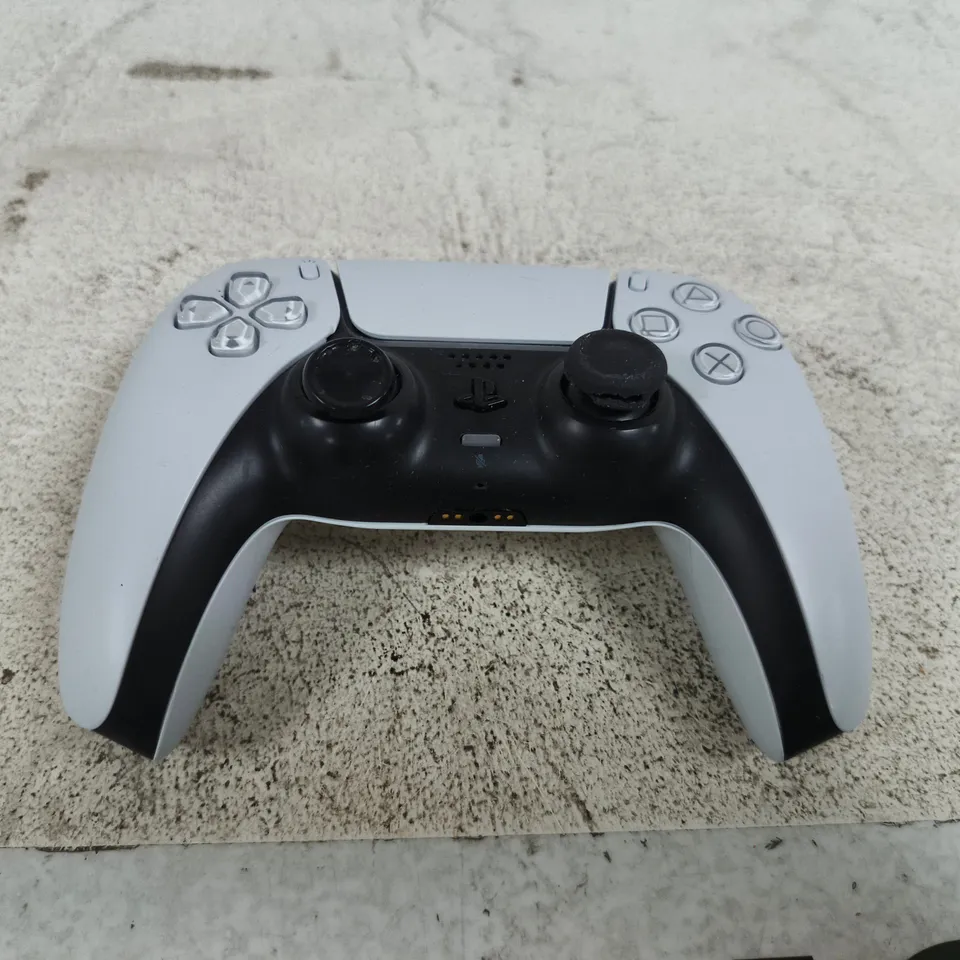SONY PLAYSTATION 5 DUALSENSE WIRELESS CONTROLLER (WHITE/BLACK)