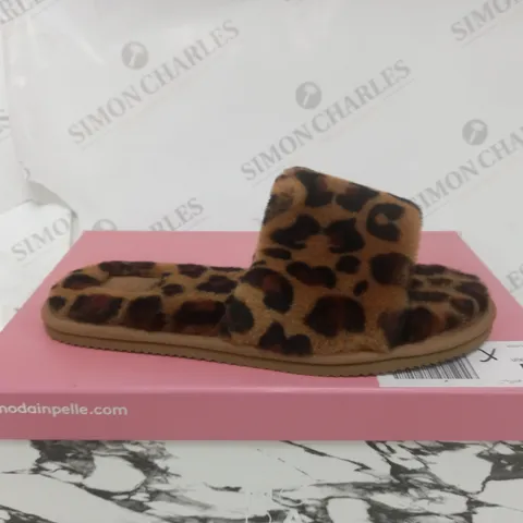 MODA IN PELLE SOFTIE SLIDE SLIPPERS - SIZE 6