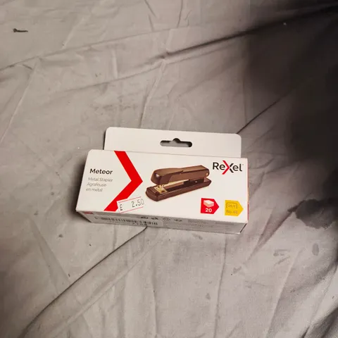 BOX OF APPROXIMATELY 40 ASSORTED ITEMS INCLUDING REXEL STAPLER , DYLON FABRIC DYE AND TV REMOTE 