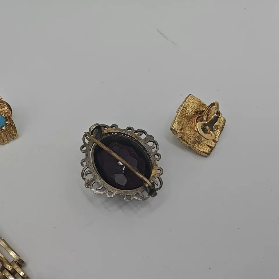 LOT OF 10 ASSORTED JEWELLERY ITEMS TO INCLUDE BROACHES,NECKLACE AND BRACELET 