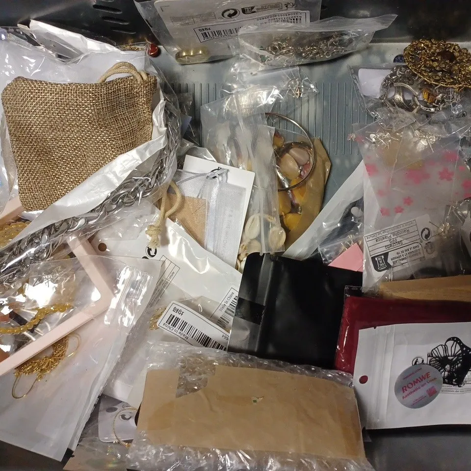 BOX OF APPROX 20 ASSORTED JEWELLERY PIECES TO INCLUDE OTTASILVER BRACELET, PROTECTIVE WATCH CASE, BLUE LILY STERLING SILVER NECKLESS, ETC. 