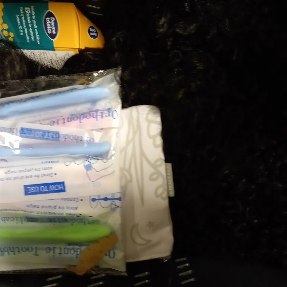 LOT OF APPROXIMATELY 10 ASSORTED HEALTH & BEAUTY ITEMS, TO INCLUDE MAC FOUNDATION, HAIR BRUSH, BATH BOMBS, ETC