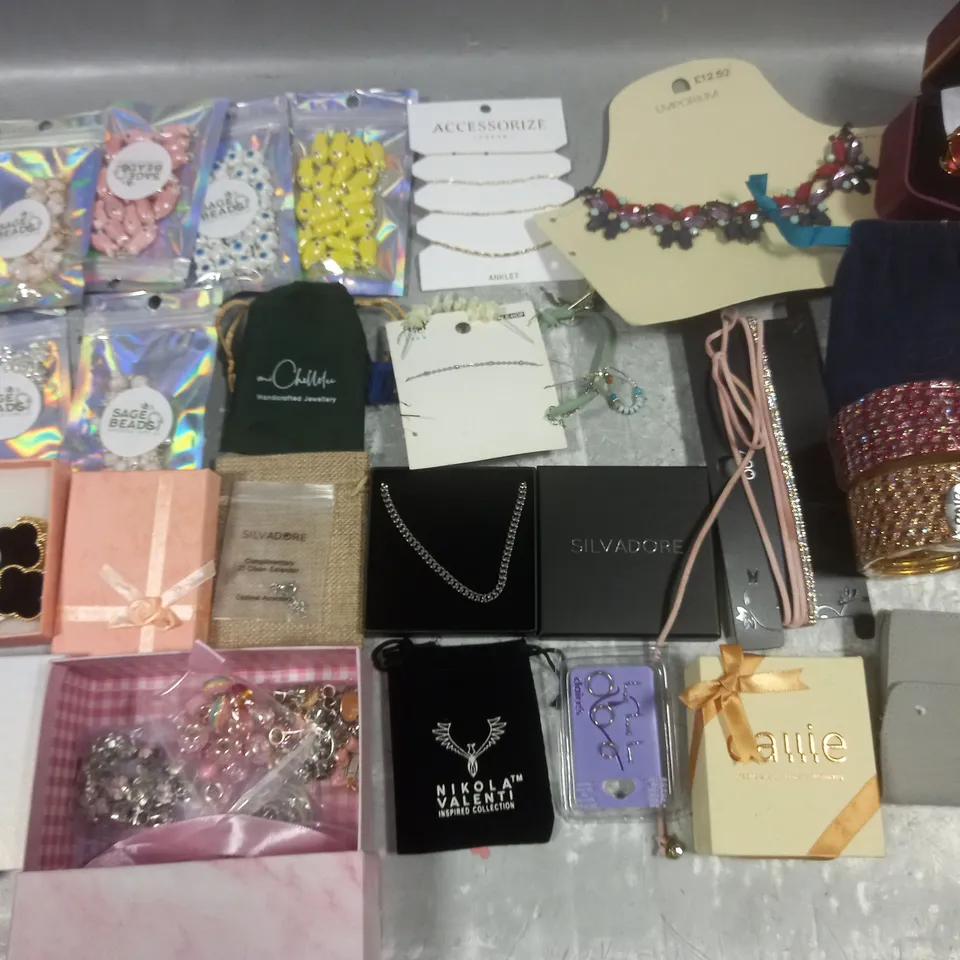 LOT OF ASSORTED JEWELLERY AND WATCH ITEMS TO INCLUDE ANKLET, NECKLACE AND BEADS