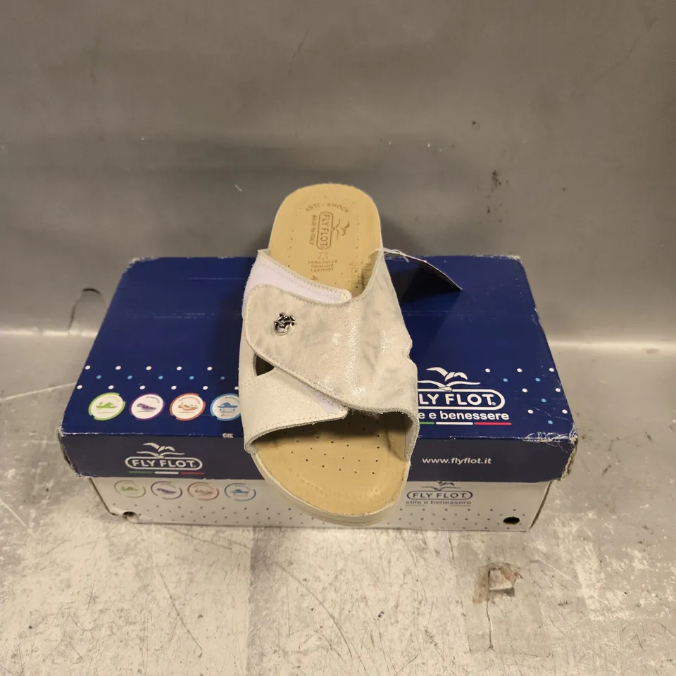 BOXED PAIR OF FLY FLOT SANDALS IN WHITE - 6
