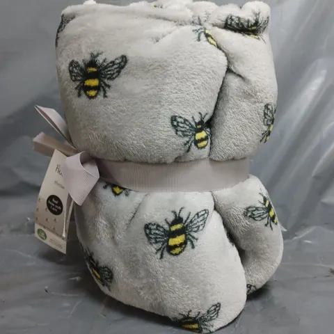 BOX OF APPROXIMATELY 8 ASSORTED THROWS IN GREY W. BEE DESIGN