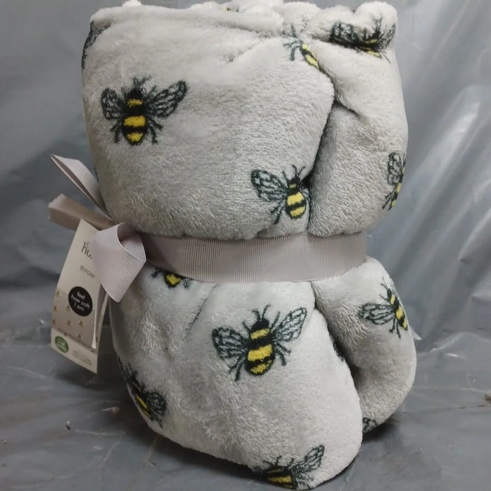 BOX OF APPROXIMATELY 8 ASSORTED THROWS IN GREY W. BEE DESIGN