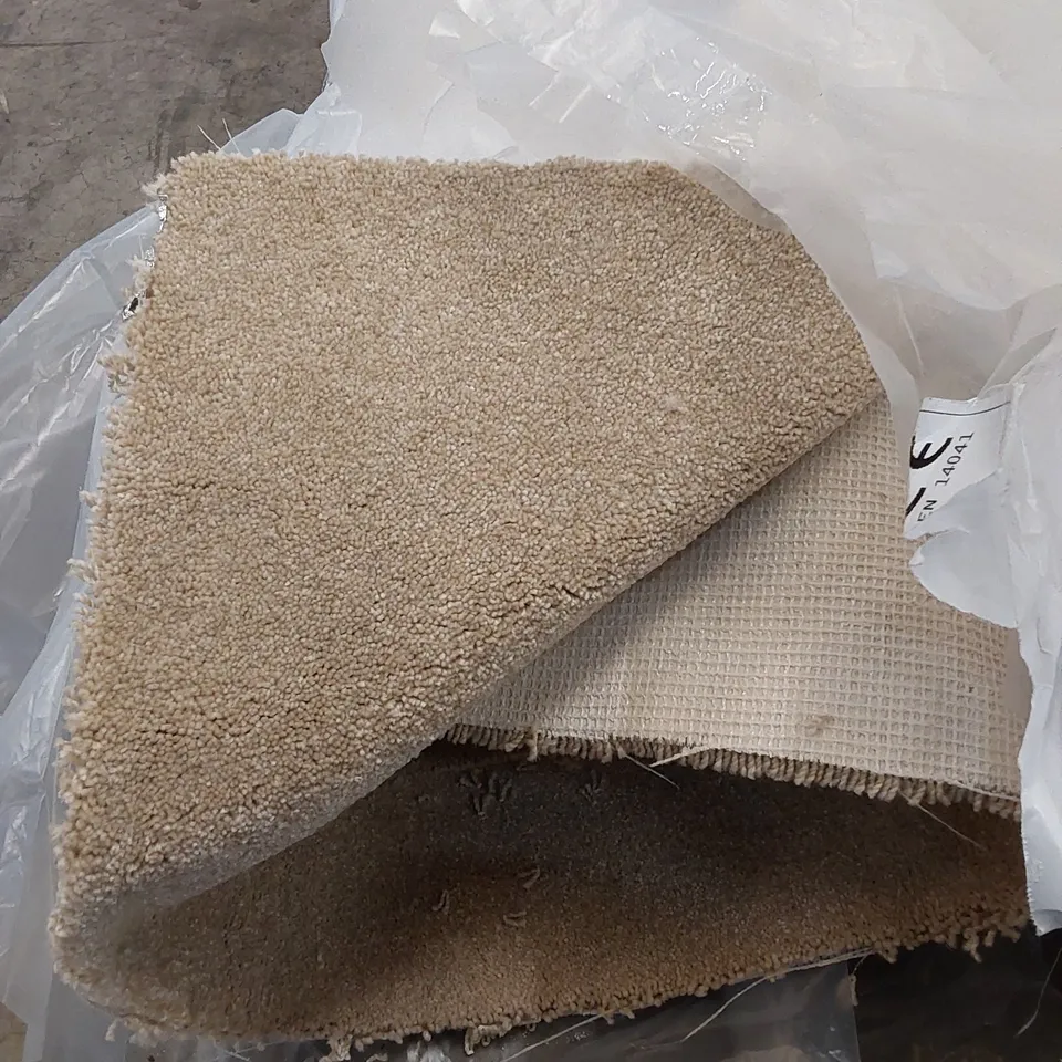 ROLL OF QUALITY ENDLESS CHARM AB CARPET // SIZE: APPROX 3.6 X 4m