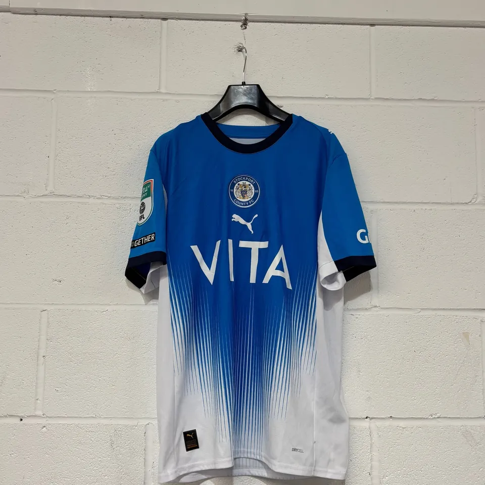 STOCKPORT COUNTY F.C VERTU TROPHY MATCH WORN HOME SHIRT IN BLUE/WHITE - EU M / CALLUM CAMPS #8